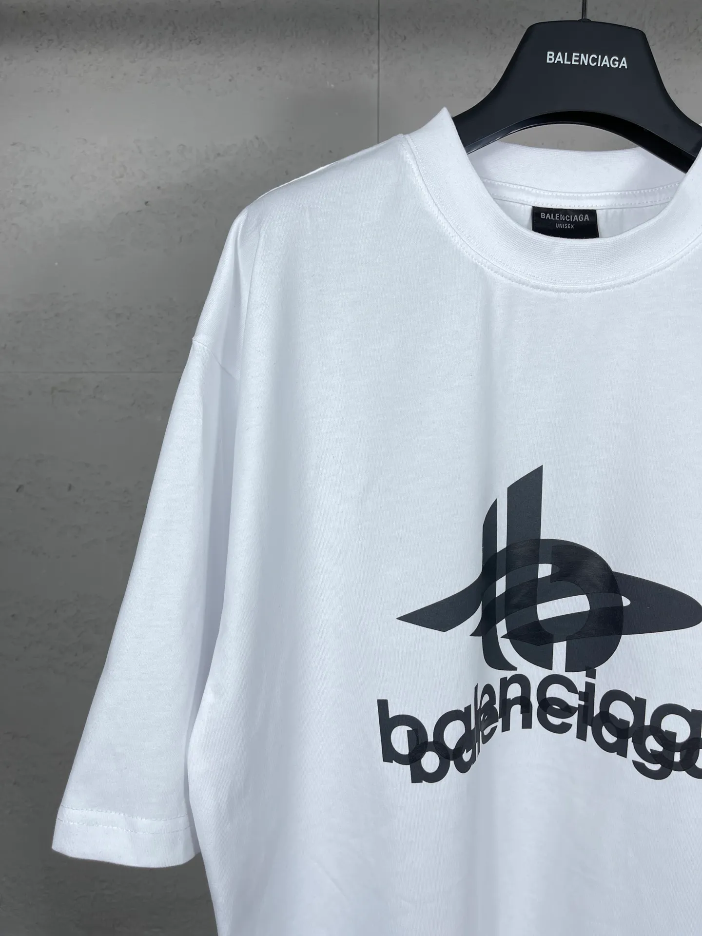 【 . Quality】BALENCI*GA/ .2024New Arrival. LOGOClassic T . . Authentic ， ！ ZP . 260 ， . ， ，。 。Classic ，LOGO ， ， 。 . ， ， ， OS . Same Style ：BL 223213 ：Black，White， Size：XS L